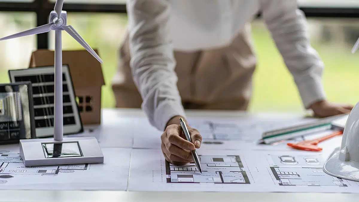 Architecte au travail sur un projet de maison unifamiliale