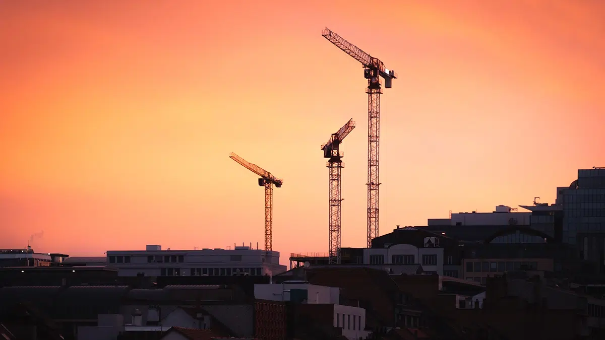 Coucher de soleil avec grues à Bruxelles pour illustrer les droits d'enregistrement